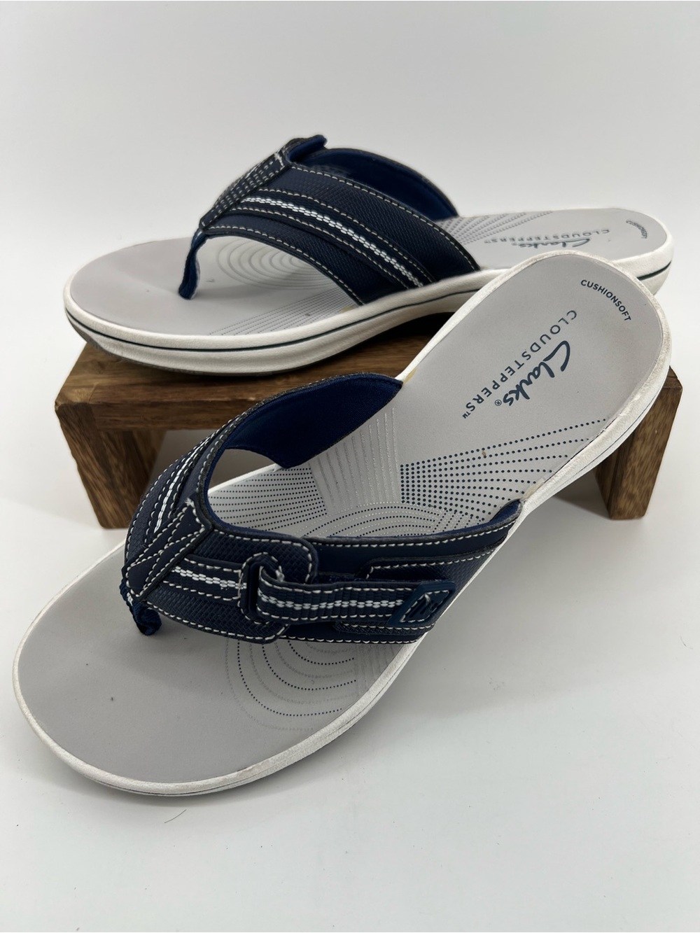 Clarks Cloudsteppers Womans Size 6 Flip Flop Sandals Navy Blue White